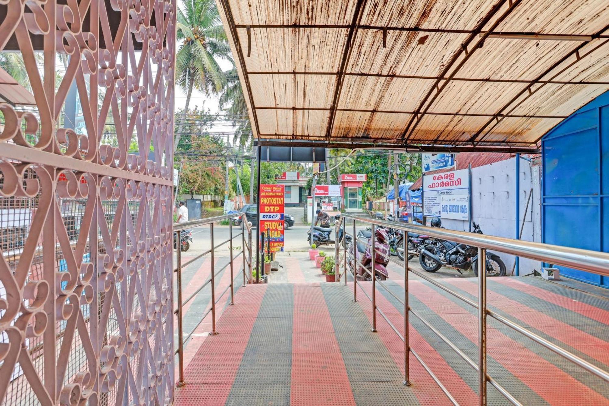 Spot On The New View Regency Hotel Thiruvananthapuram Buitenkant foto